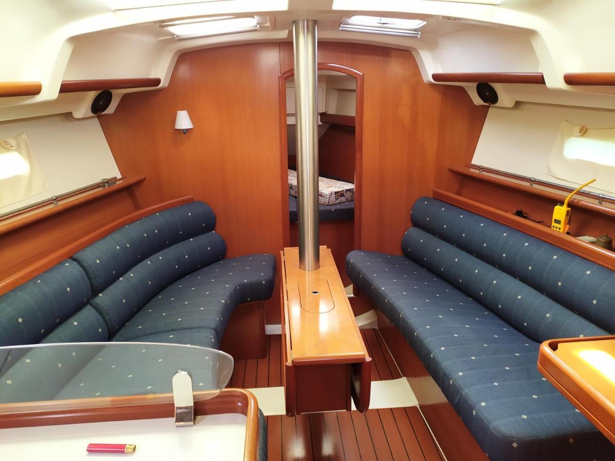 Botel Cruising Boat For Up To 6 People In Masnou